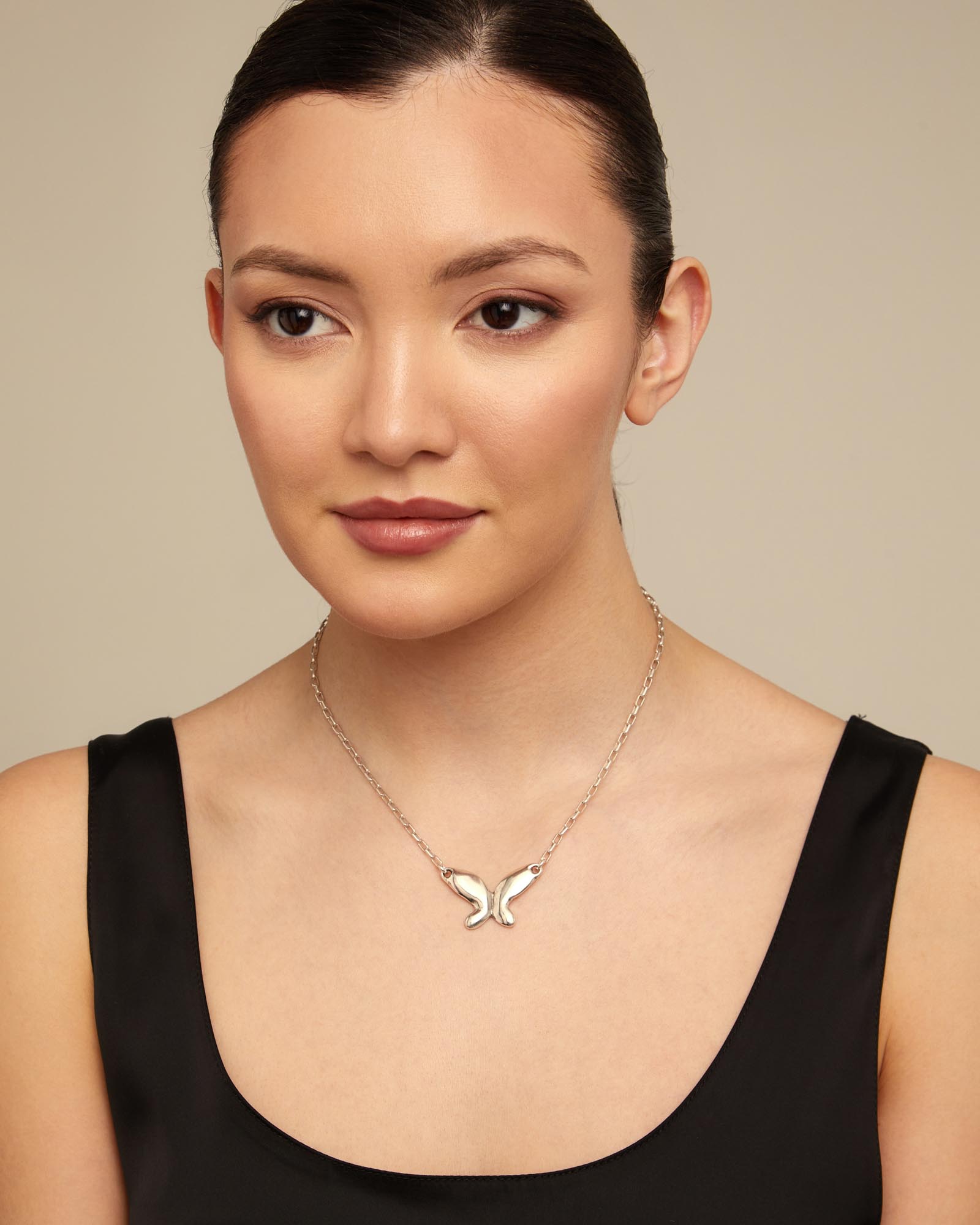 Short link chain pendant necklace with butterfly