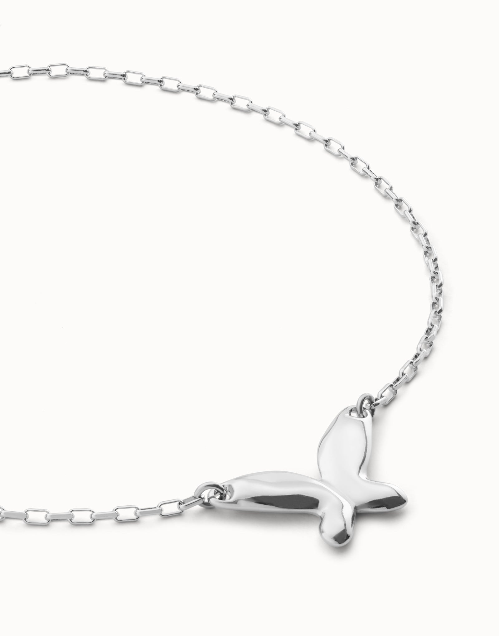 Short link chain pendant necklace with butterfly