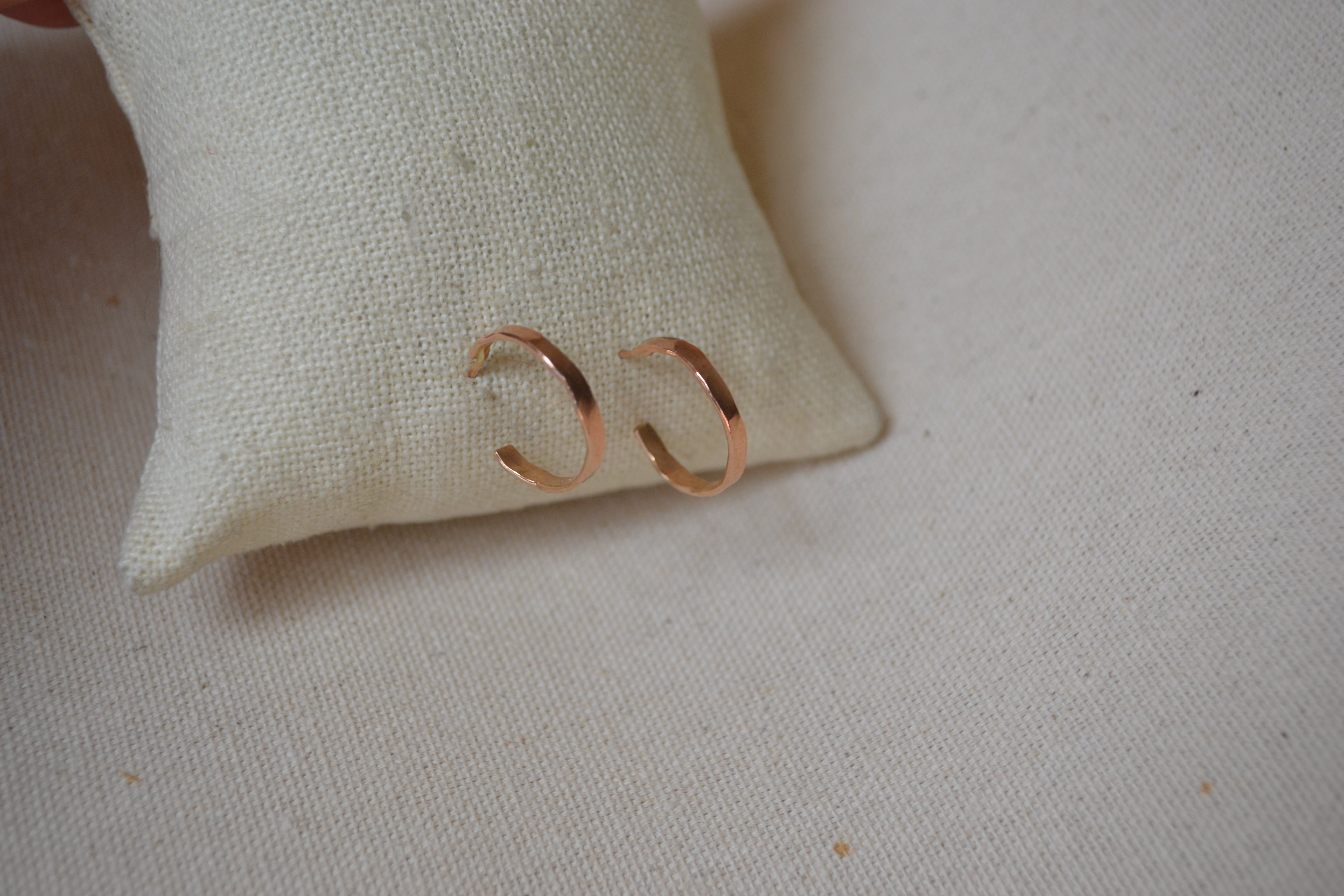 Demi Hammered Hoop